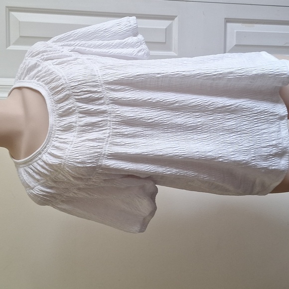 3/$20 Banana Republic Textured White Blouse Size M - Picture 2 of 8